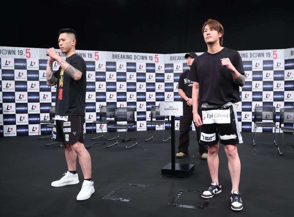 ポーズをきめるしょーたとＫＫ我流（左）＝撮影・金田祐二