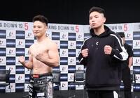 ポーズをきめる鷹将と久保達也（左）＝撮影・金田祐二