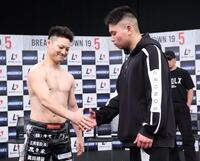 握手する鷹将と久保達也（左）＝撮影・金田祐二