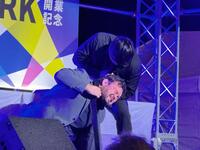 成田蓮（奥）から襲撃を受け、柔道の黒帯で首を絞められるウルフアロン