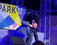 成田蓮（右）から襲撃を受け、柔道の黒帯で首を絞められるウルフアロン