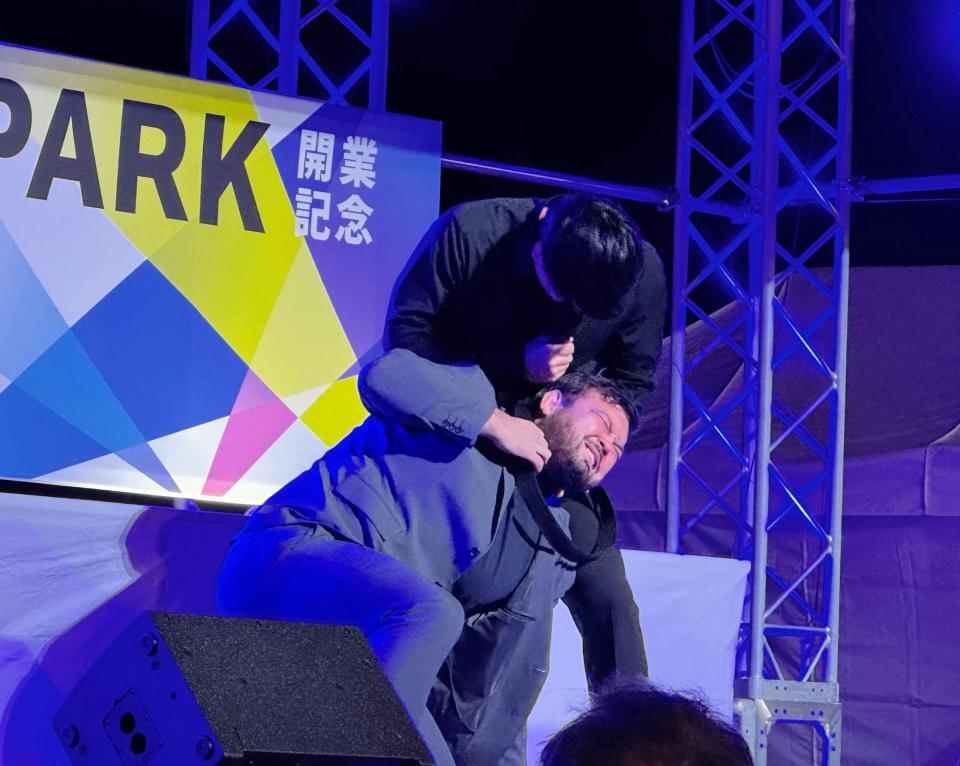 成田蓮（右）から襲撃を受け、柔道の黒帯で首を絞められるウルフアロン