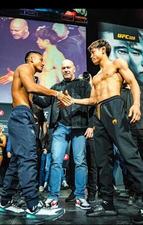 計量で握手する王者ジョシュア・ヴァン（左）と平良達郎（右）＝ＵＦＣ　ＪＡＰＡＮの公式Ｘより
