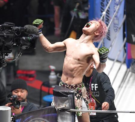 逆転勝利に雄たけびを上げる平本丈（撮影・出月俊成）