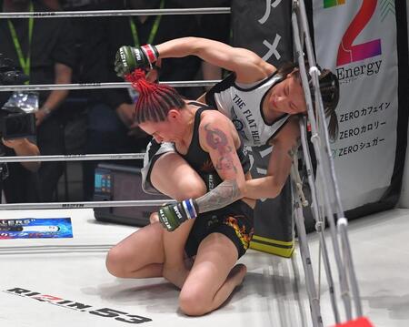 ３回、ペレスを攻めるケイト・ロータス（撮影・出月俊成）