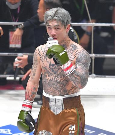試合後にマイクを握る平本蓮（撮影・出月俊成）