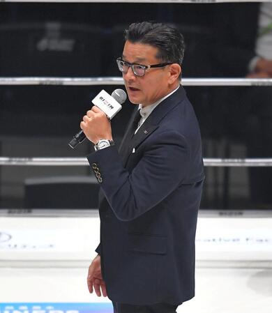 リング上であいさつする榊原ＣＥＯ（撮影・出月俊成）