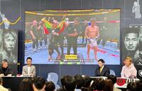 ＵＦＣ世界フライ級タイトルマッチのライブビューイングイベントに出席し、平良達郎の黒星に肩を落とす（左から）市川勝也アナウンサー、チュートリアルの福田充徳、宇野薫、中村京一郎