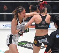 １回、ペレス（右）を攻めるケイト・ロータス（撮影・出月俊成）