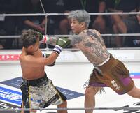 １回、皇治（左）を攻める平本蓮（撮影・出月俊成）