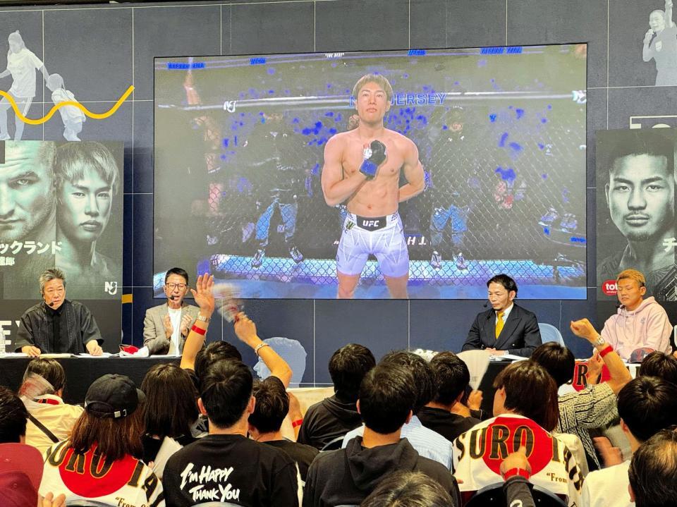 平良達郎が挑戦したＵＦＣ世界フライ級タイトルマッチのライブビューイングイベントに出席した（左から）市川勝也アナウンサー、チュートリアルの福田充徳、宇野薫、中村京一郎
