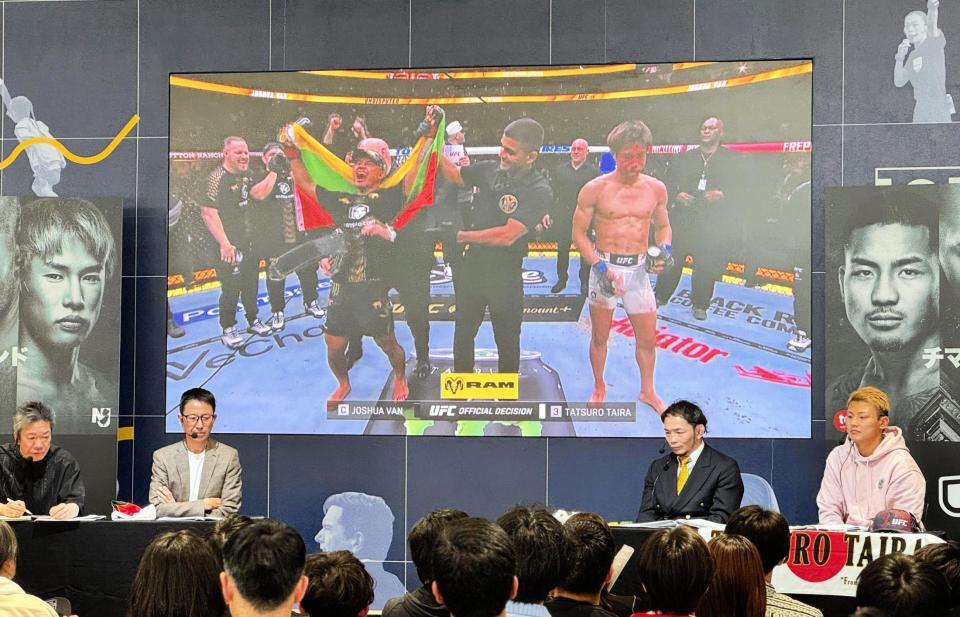 ＵＦＣ世界フライ級タイトルマッチのライブビューイングイベントに出席し、平良達郎の黒星に肩を落とす（左から）市川勝也アナウンサー、チュートリアルの福田充徳、宇野薫、中村京一郎