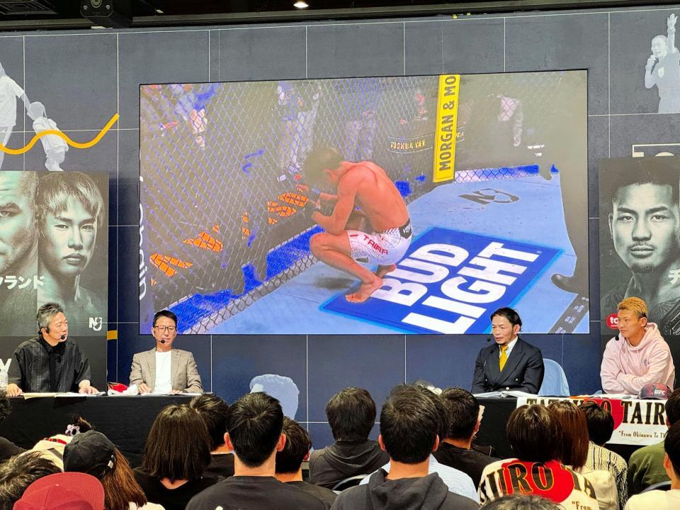 ＵＦＣ世界フライ級タイトルマッチのライブビューイングイベントに出席し、平良達郎の黒星に肩を落とす（左から）市川勝也アナウンサー、チュートリアルの福田充徳、宇野薫、中村京一郎