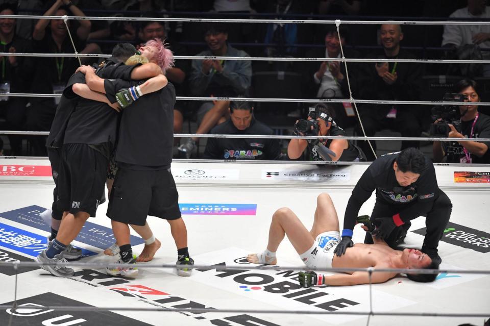 飴山聖也（右）に逆転勝利した平本丈（撮影・出月俊成）