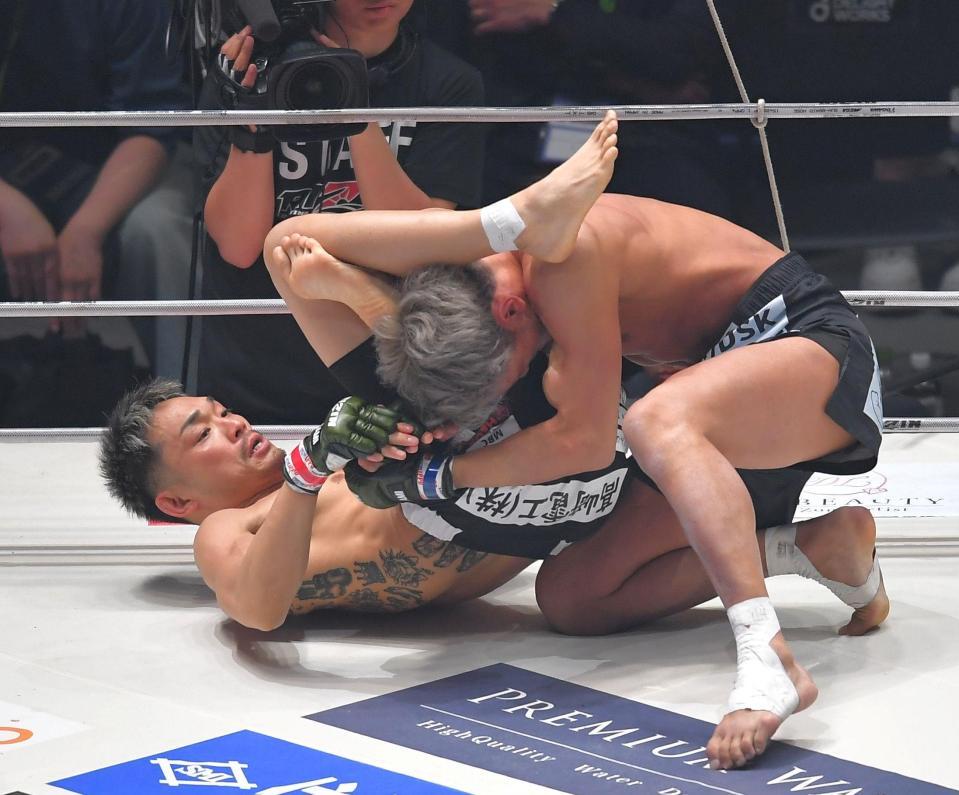 梅野源治（右）を決めにいくダイキ・ライトイヤー（撮影・出月俊成）
