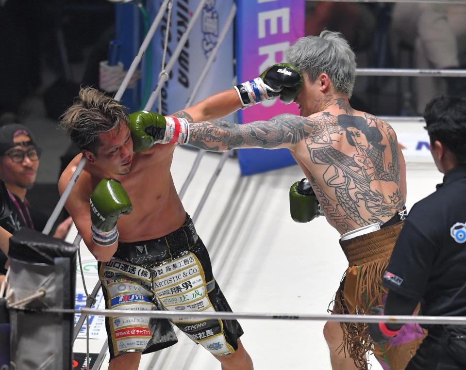 ３回、相打ちとなる平本蓮（右）と皇治（撮影・出月俊成）