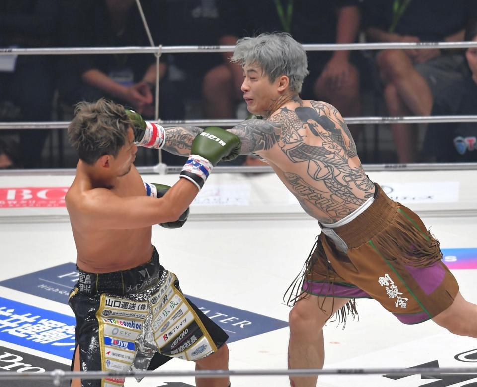 １回、皇治（左）を攻める平本蓮（撮影・出月俊成）