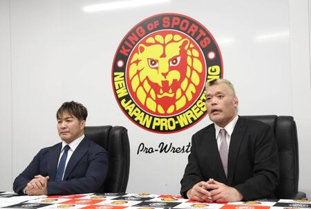 引退会見をする天山広吉（右）と同席した棚橋弘至社長（撮影・佐々木彰尚）