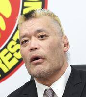 引退会見をする天山広吉（撮影・佐々木彰尚）