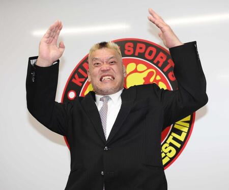 　モンゴリアンチョップを披露する天山広吉（撮影・佐々木彰尚）