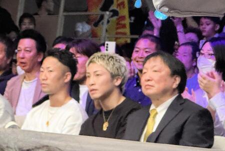 松本圭佑の復活勝利をリングサイドで見届けた（前列左から）井上拓真、井上尚弥、大橋秀行会長