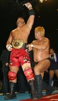 　０３年１１月　ＩＷＧＰヘビー級王座初戴冠。高山にベルトを巻いてもらい感無量の天山