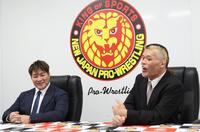 引退会見をする天山広吉（右）と同席した棚橋弘至社長（撮影・佐々木彰尚）