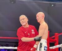 １年７カ月ぶりの再起戦で３回ＴＫＯ勝ちし、父・松本好二トレーナー（左）と抱き合う松本圭佑
