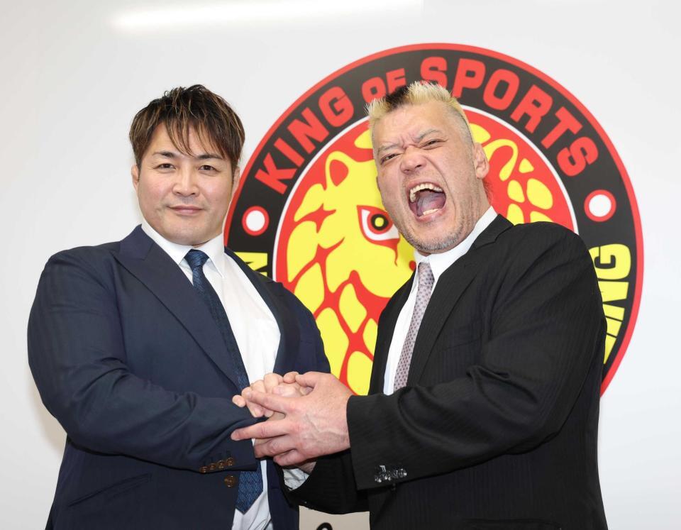 　棚橋弘至社長（左）と握手する天山