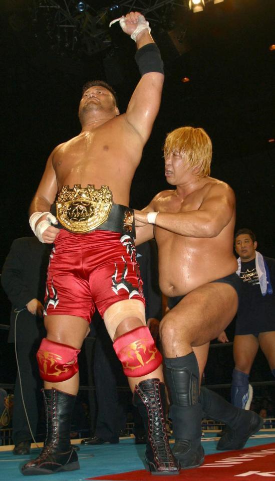 　０３年１１月　ＩＷＧＰヘビー級王座初戴冠。高山にベルトを巻いてもらい感無量の天山