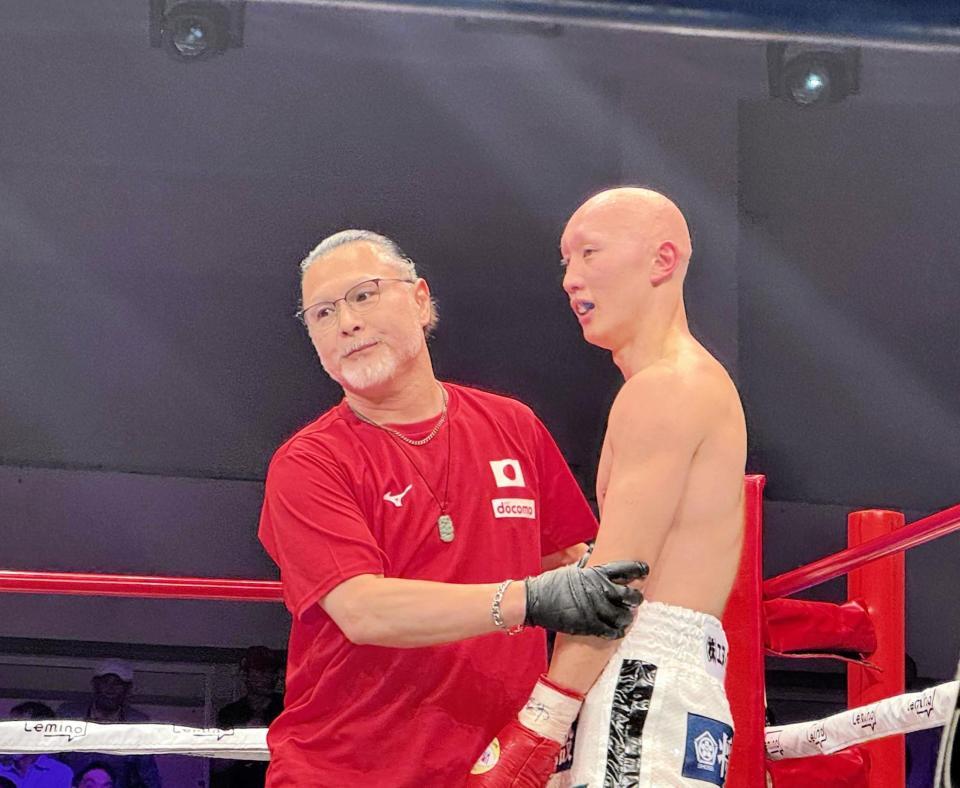 １年７カ月ぶりの再起戦で３回ＴＫＯ勝ちし、父・松本好二トレーナー（左）と抱き合う松本圭佑