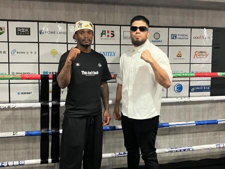 試合に向けて意気込んだジョン・マサンバ（左）と但馬ミツロ