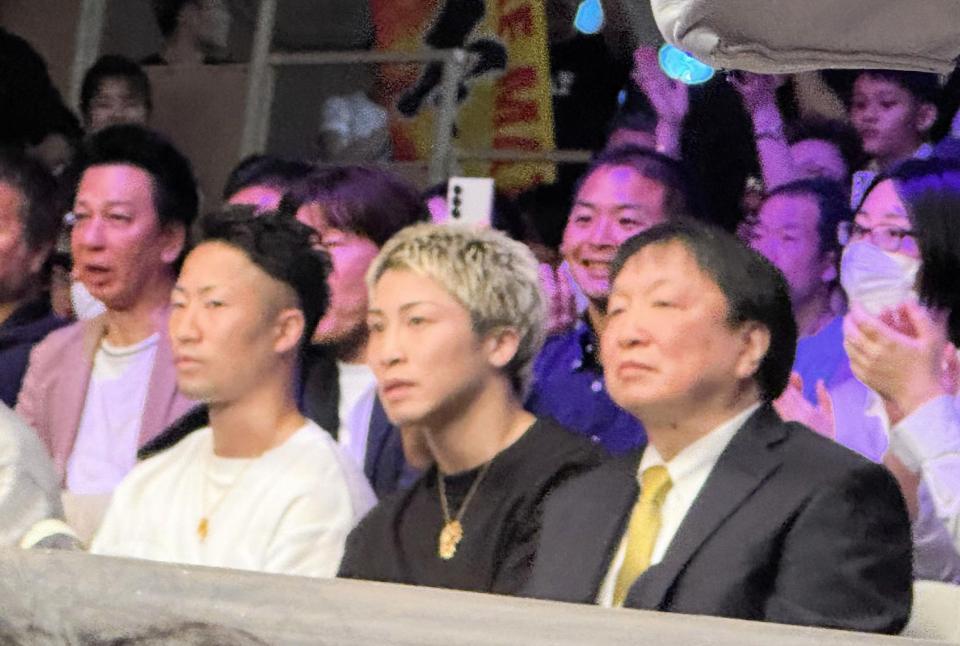 松本圭佑の復活勝利をリングサイドで見届けた（前列左から）井上拓真、井上尚弥、大橋秀行会長