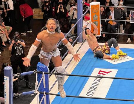 初出場した「ＢＯＳＪ」開幕戦で勝利を挙げ歓喜するドラゴンゲートの豹（左）と、敗れたＹＯＨ