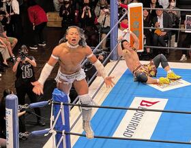 初出場した「ＢＯＳＪ」開幕戦で勝利を挙げ歓喜するドラゴンゲートの豹（左）と、敗れたＹＯＨ