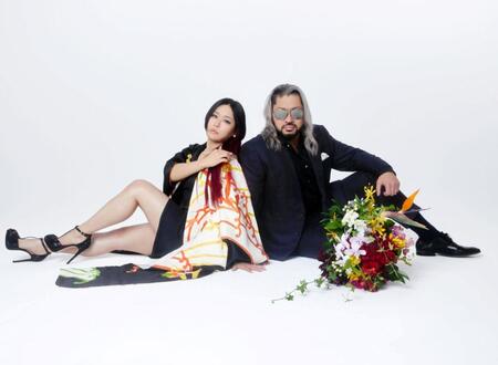 結婚したことを発表したイヨ・スカイ（左）とＥＶＩＬ改めＮＡＲＡＫＵ