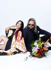 結婚したことを発表したイヨ・スカイ（左）とＥＶＩＬ改めＮＡＲＡＫＵ