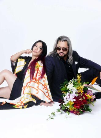 　結婚したことを発表したイヨ・スカイ（左）とＥＶＩＬ改めＮＡＲＡＫＵ