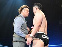 宮原健斗（左）と握手を交わす鈴木秀樹