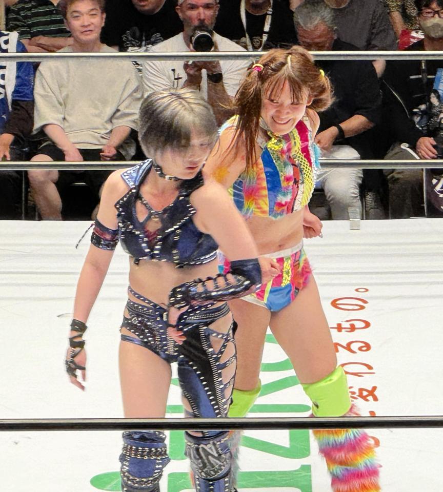８人タッグで組んだ安納サオリ（左）の勝利をアシストし、ドヤ顔のフワちゃん