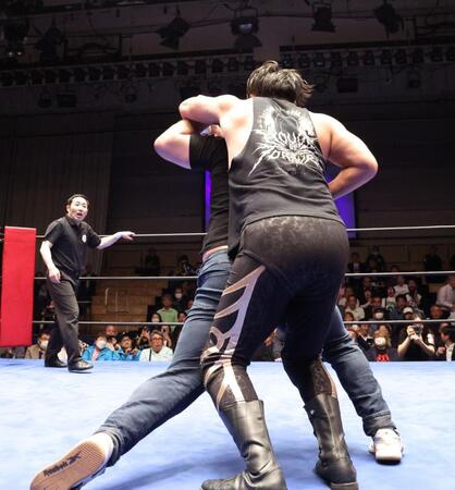 助太刀に入り、成田蓮（上）に背負い投げを決めるウルフアロン