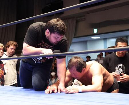 藤波辰爾（右）の助太刀に入ったウルフアロン