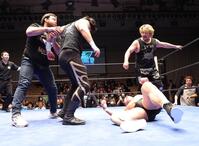 成田蓮（左２人目）に襲いかかるウルフアロン