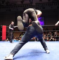 助太刀に入り、成田蓮（上）に背負い投げを決めるウルフアロン