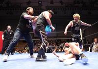 成田蓮（左２人目）に襲いかかるウルフアロン