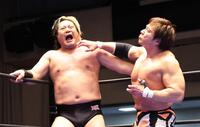 諏訪魔（左）にチョップを見舞う小島聡
