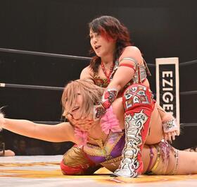桜井麻衣（下）を攻める林下詩美