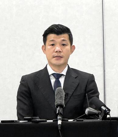 予定通り６・６世界戦を開催することを発表し、声を詰まらせる亀田興毅氏