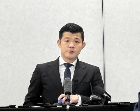 予定通り６・６世界戦を開催することを発表し、涙で声を詰まらせる亀田興毅氏