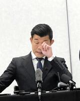 予定通り６・６世界戦を開催することを発表し、涙で声を詰まらせる亀田興毅氏